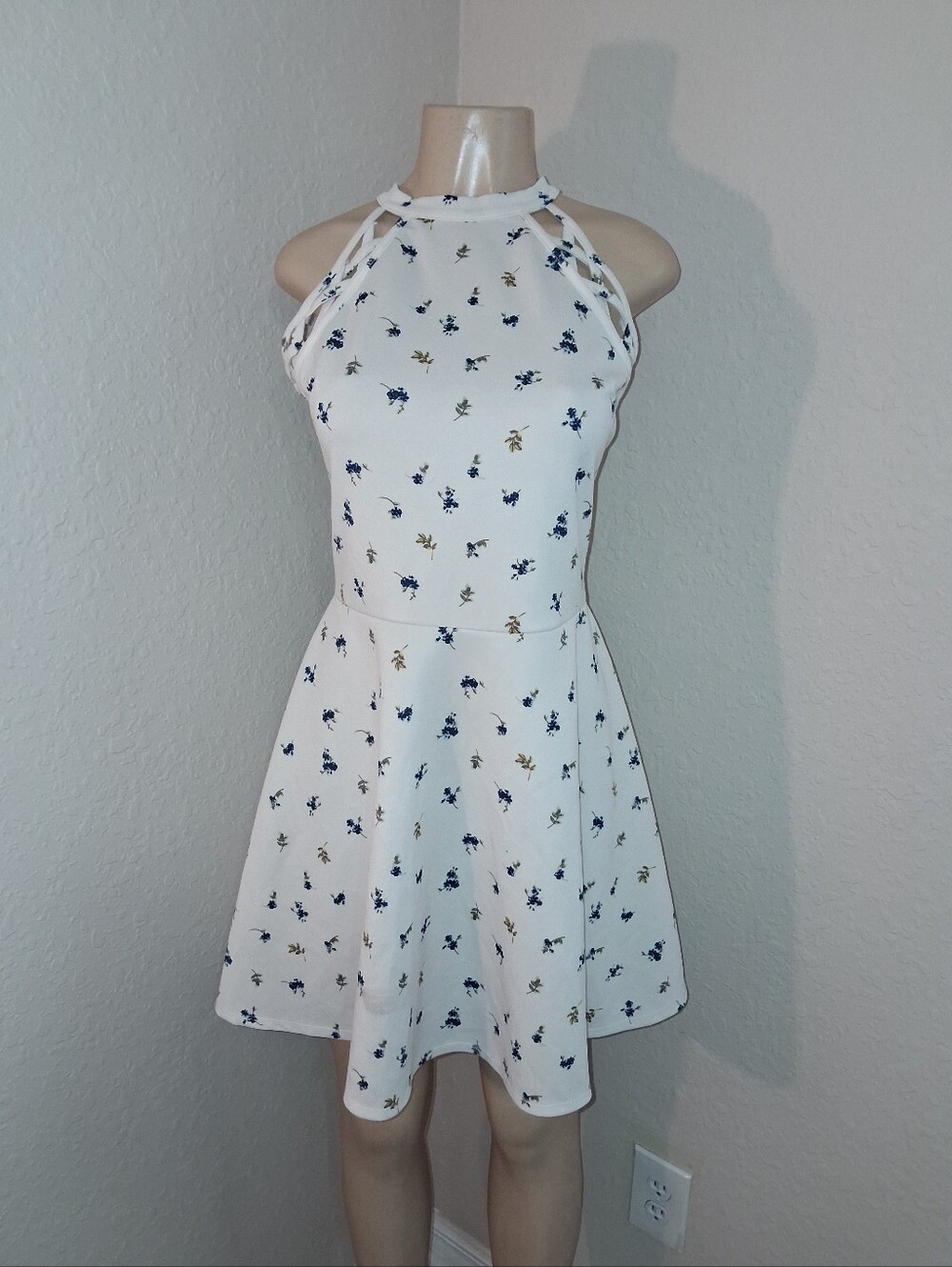 NO BOUNDARIES JR. OFF WHITE DRESS W/ BLUE FLORAL SZ 15 - 17